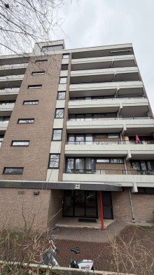 Haus vorne Komfortable Einzimmerwohnung mit gro�er K�che und Balkon zum Selbstbezug in K�ln Westhoven