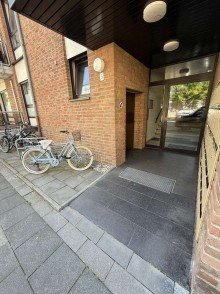 Hauseingang VERKAUFT - Investitionsobjekt oder Eigennutzung - 2-Zimmer-Wohnung mit Balkon im S�den K�lns
