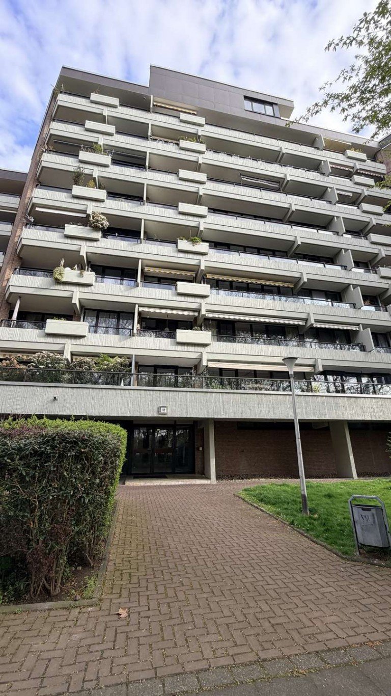 Vorderhaus K�ln - Westhoven Etagenwohnung K�ln - gro�z�gige 3-Zimmerwohnung mit Parkettboden und Einbauk�che in gepflegter Wohnanlage