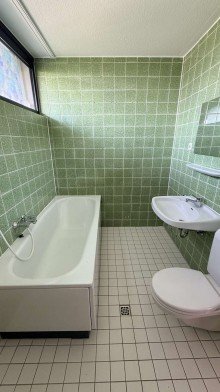 Badezimmer Gro�z�gige 3-Zimmerwohnung mit Parkettboden und Einbauk�che in K�ln Westhoven