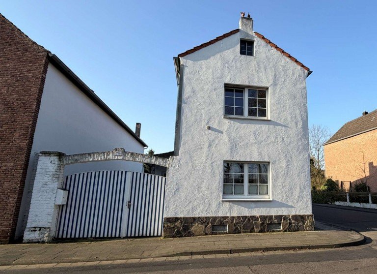 Vorderansicht K�ln Einfamilienhaus RESERVIERT - Viel Raum f�r neue Ideen: Freistehendes Altbauhaus mit Einliegeroption