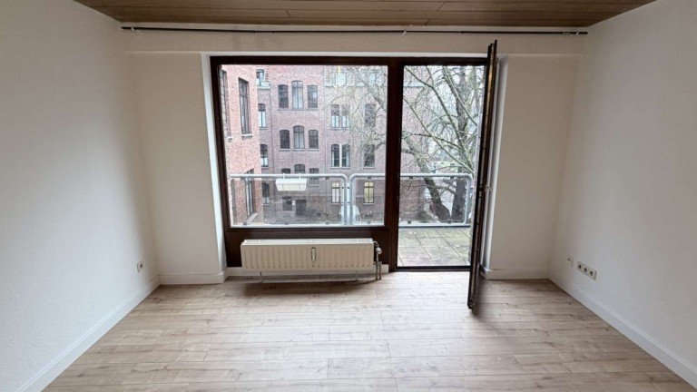 Blick zum Balkon K�ln - K�ln Etagenwohnung Investitionsobjekt oder Eigennutzung - Einzimmerwohnung mit Balkon im K�lner S�den (Bayenthal)